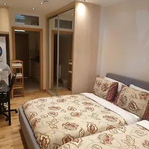 Luxury 1min Walk From Underground, With Free Parking Free Wifi Londra
