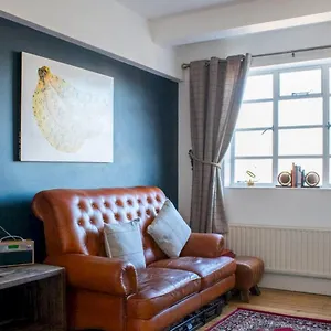 Beautifully Decorated Contemporary 2 Bedroom Flat Londra